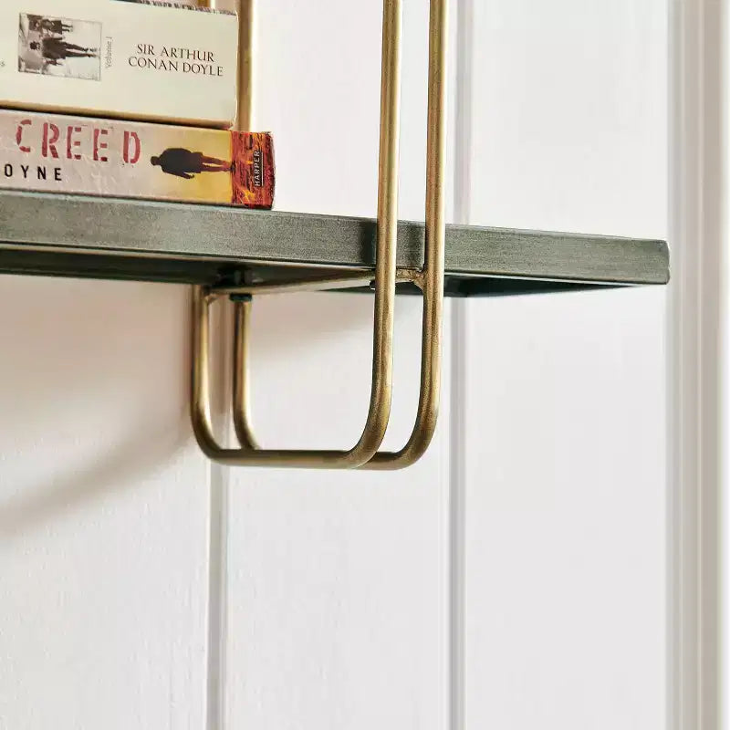 Danya B. 32.3" x 22" Estante de pared de metal y madera de 2 niveles con soportes, dorado: Almacenamiento flotante, exhibición para baño