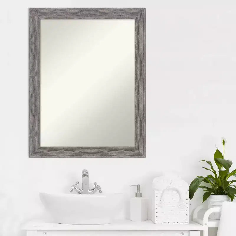 Espejo de pared estrecho Pinstripe Plank sin bisel de 22" x 28": moderno, rectangular, Amanti Art
