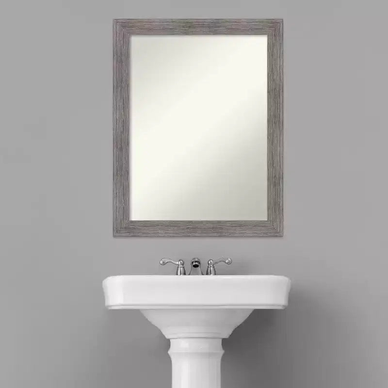 Espejo de pared estrecho Pinstripe Plank sin bisel de 22" x 28": moderno, rectangular, Amanti Art