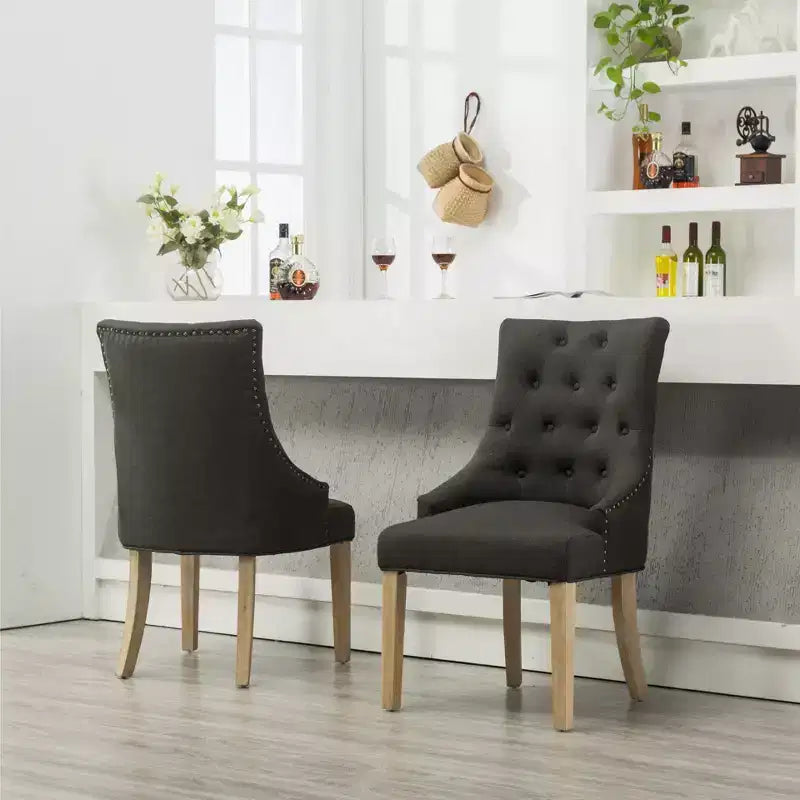 Sillas de anfitriona Roundhill Furniture con respaldo de ala, tapicería capitoné y botones, madera maciza, con clavos decorativos, color carbón, juego de 2