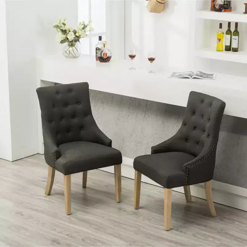 Sillas de anfitriona Roundhill Furniture con respaldo de ala, tapicería capitoné y botones, madera maciza, con clavos decorativos, color carbón, juego de 2