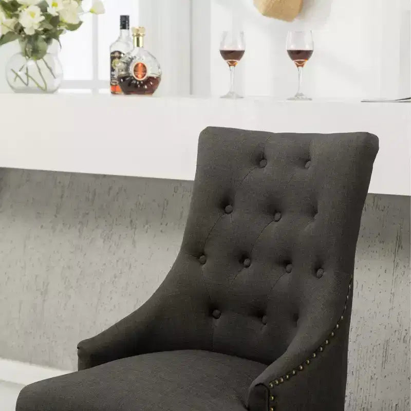 Sillas de anfitriona Roundhill Furniture con respaldo de ala, tapicería capitoné y botones, madera maciza, con clavos decorativos, color carbón, juego de 2