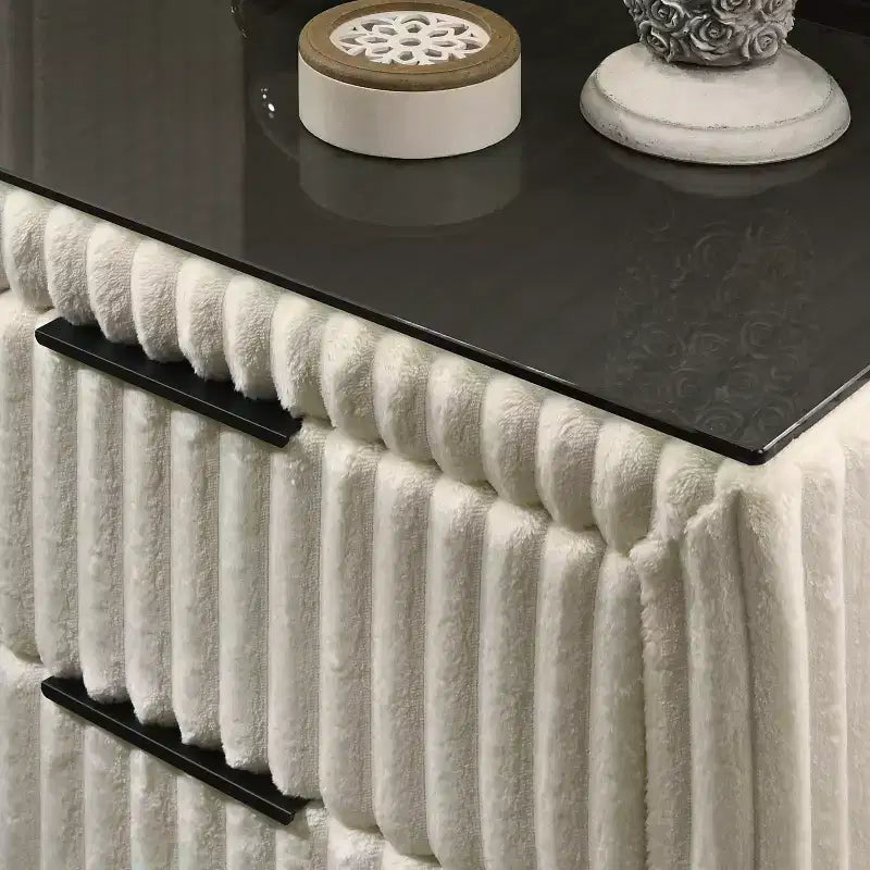 Mesa de noche tapizada en pana de canalé ancho Mavela de Roundhill Furniture