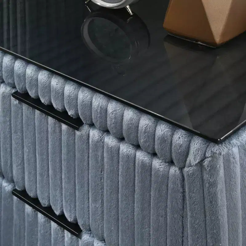 Mesa de noche tapizada en pana de canalé ancho Mavela de Roundhill Furniture