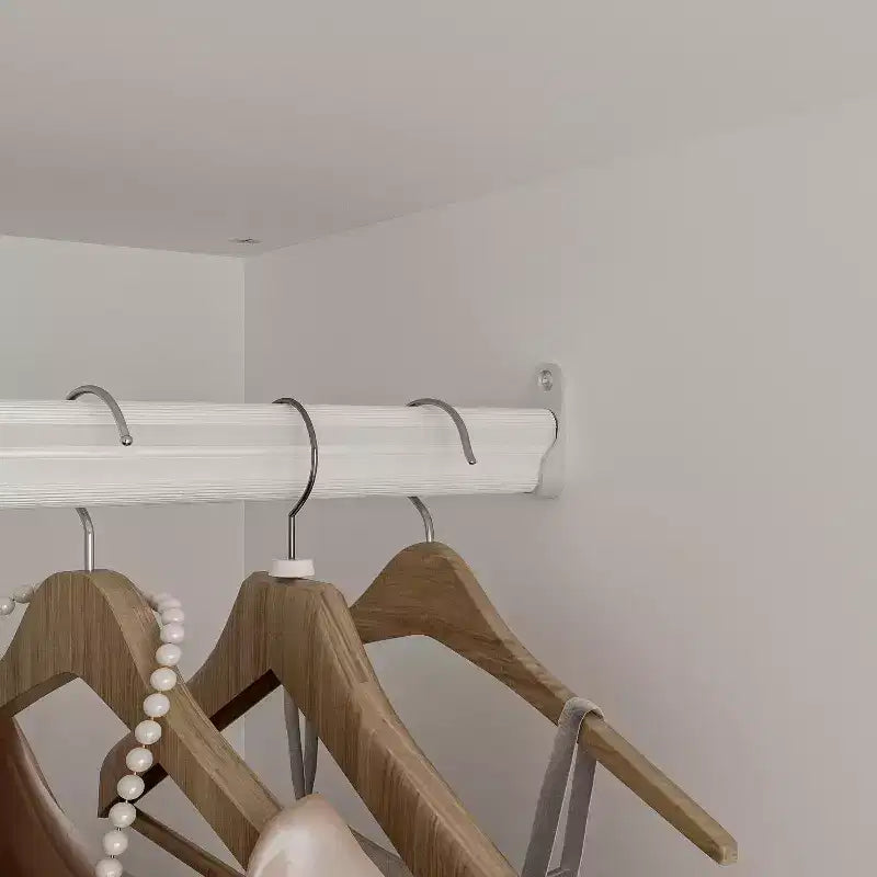 Armario de dos puertas blanco minimalista Famapy con barra para colgar y almacenamiento organizado