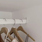 Armario de dos puertas blanco minimalista Famapy con barra para colgar y almacenamiento organizado