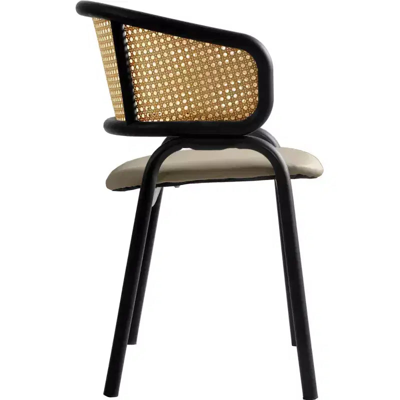 Juego de 4 sillas de comedor LeisureMod Ervilla con respaldo de mimbre y asiento de cuero con estructura de acero negro, cocina moderna de interior, comedor, asientos de mesa