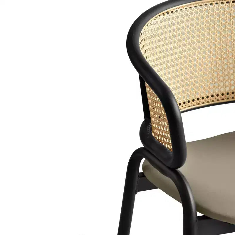 Juego de 4 sillas de comedor LeisureMod Ervilla con respaldo de mimbre y asiento de cuero con estructura de acero negro, cocina moderna de interior, comedor, asientos de mesa