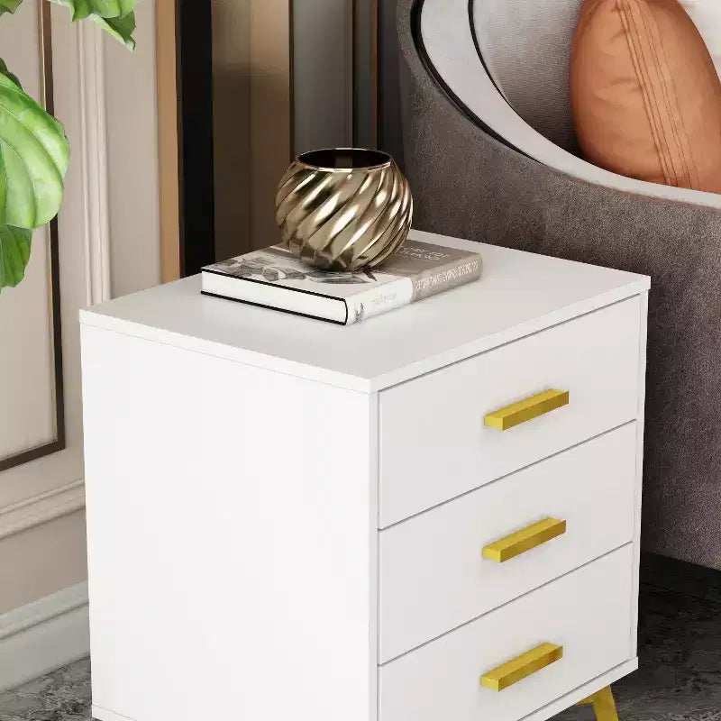Mesita de noche Famapy Chic blanca: Almacenamiento elegante con detalles dorados
