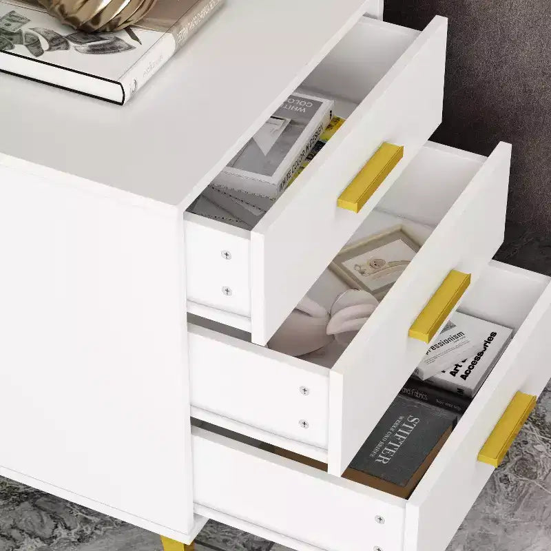 Mesita de noche Famapy Chic blanca: Almacenamiento elegante con detalles dorados