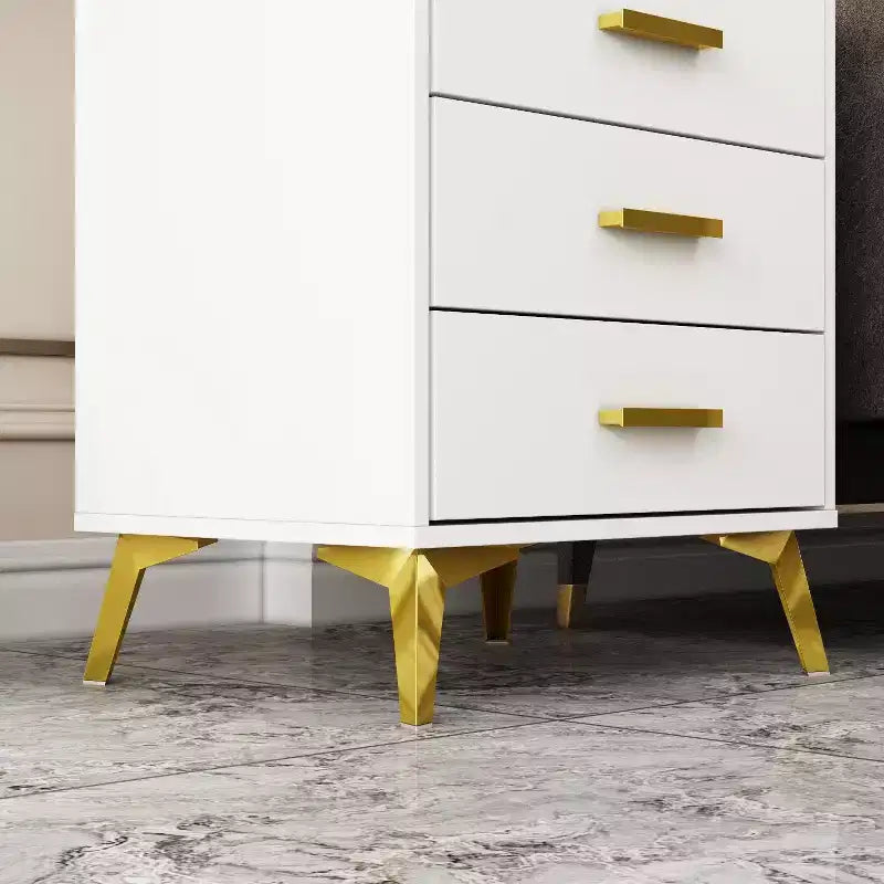 Mesita de noche Famapy Chic blanca: Almacenamiento elegante con detalles dorados