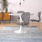 Juego de comedor LeisureMod Bristol de 5 piezas en color blanco - Mesa redonda y 4 sillas de comedor ergonómicas de plástico