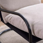 Sillón decorativo moderno y curvo FERPIT con tapicería de lino sintético, cómodo sillón con estructura de metal y cojines