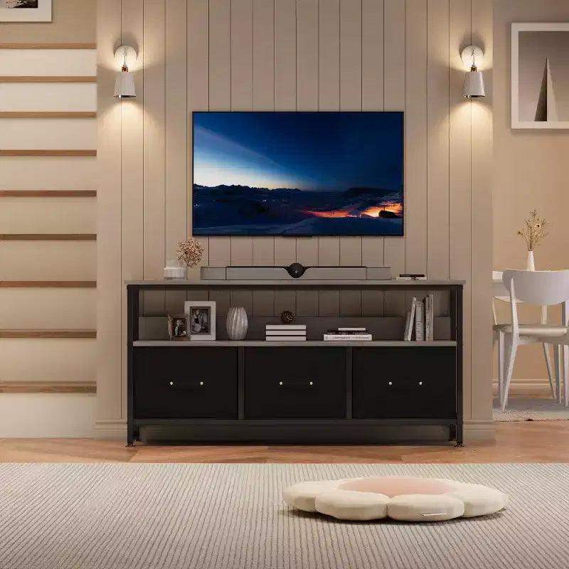 Mueble de TV negro de 55 pulgadas con cajones grises, centro de entretenimiento estilo cómoda para almacenamiento en sala de estar y dormitorio