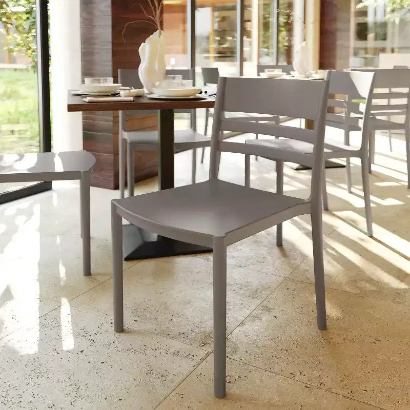 Flash Furniture Bridgeport - Juego de 2 sillas apilables para patio, para interior y exterior, con respaldo de listones, silla de resina comercial para todo tipo de clima