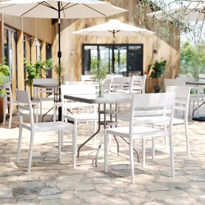 Flash Furniture Bridgeport - Juego de 2 sillas apilables para patio, para interior y exterior, con respaldo de listones, silla de resina comercial para todo tipo de clima