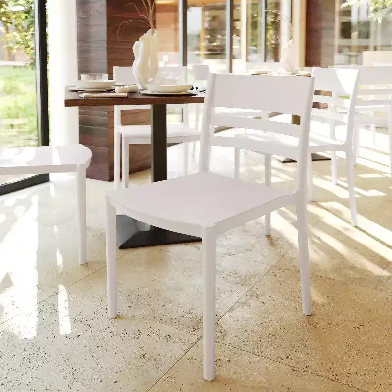 Flash Furniture Bridgeport - Juego de 2 sillas apilables para patio, para interior y exterior, con respaldo de listones, silla de resina comercial para todo tipo de clima