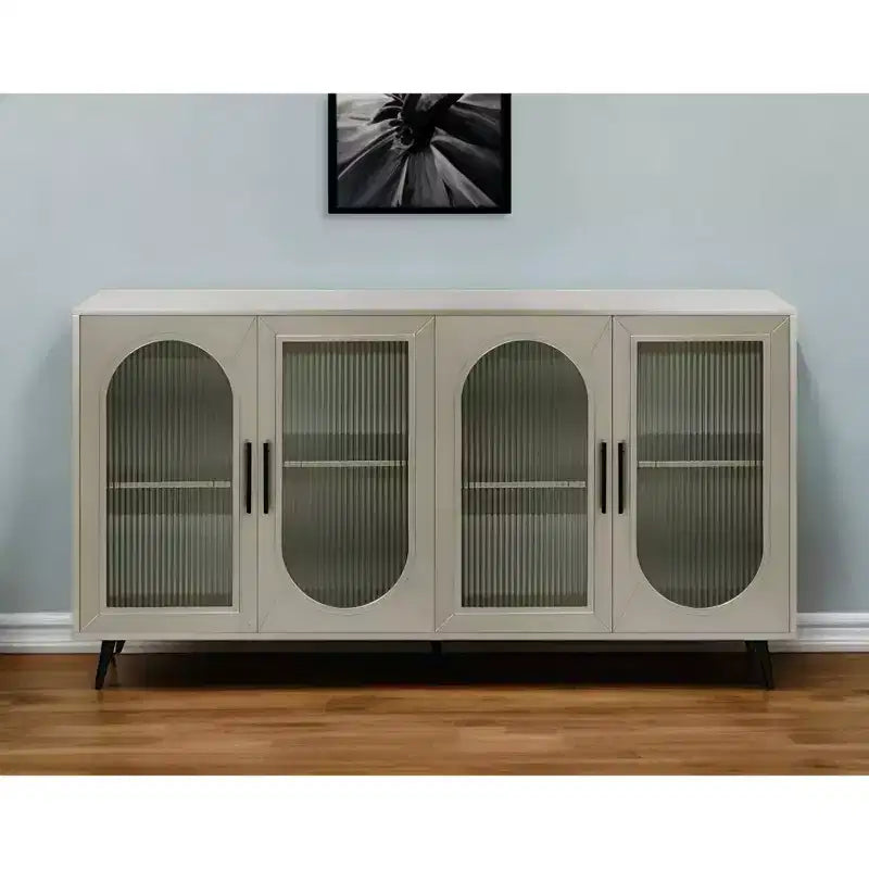 HomeRoots Aparador de 60 pulgadas de madera y cristal dorado con cuatro puertas