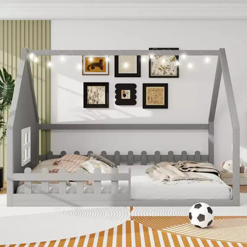 Cama de madera Whisen con forma de casa, tamaño completo, con ventana y valla