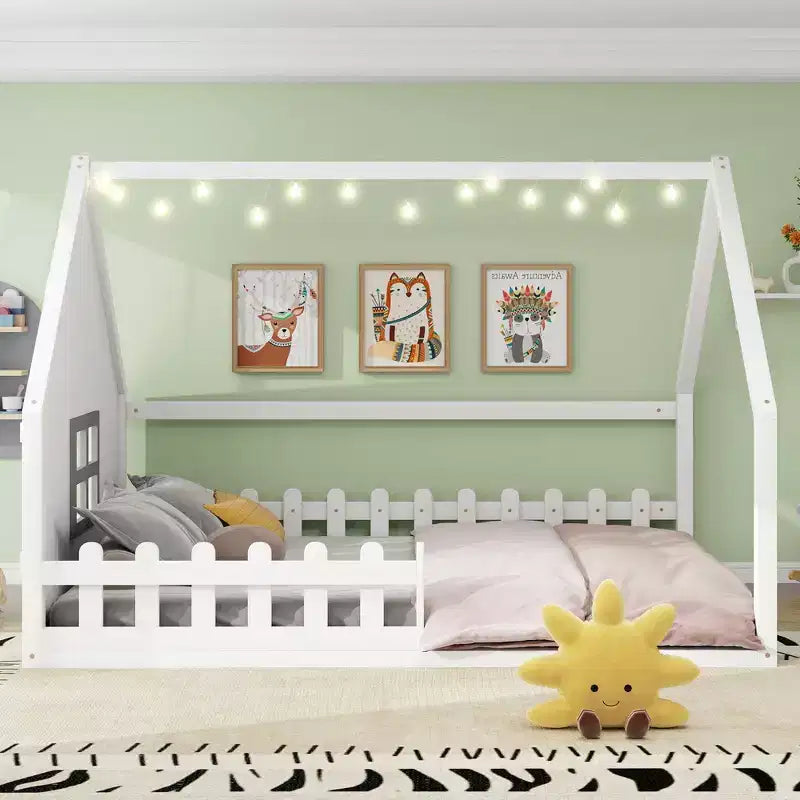 Cama de madera Whisen con forma de casa, tamaño completo, con ventana y valla