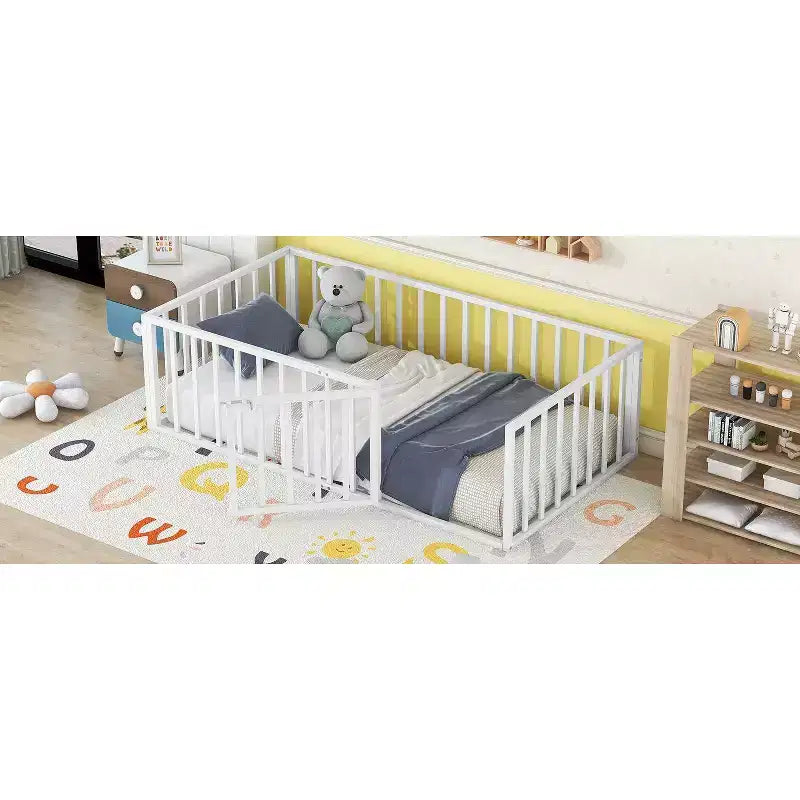 Marco de cama Okak Moderno de suelo con valla de seguridad y puerta, Marco de cama infantil de metal para niños y niñas, Fácil de montar