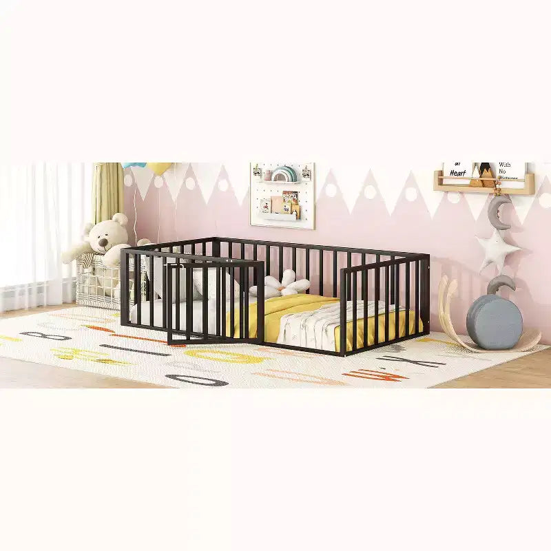 Marco de cama Okak Moderno de suelo con valla de seguridad y puerta, Marco de cama infantil de metal para niños y niñas, Fácil de montar