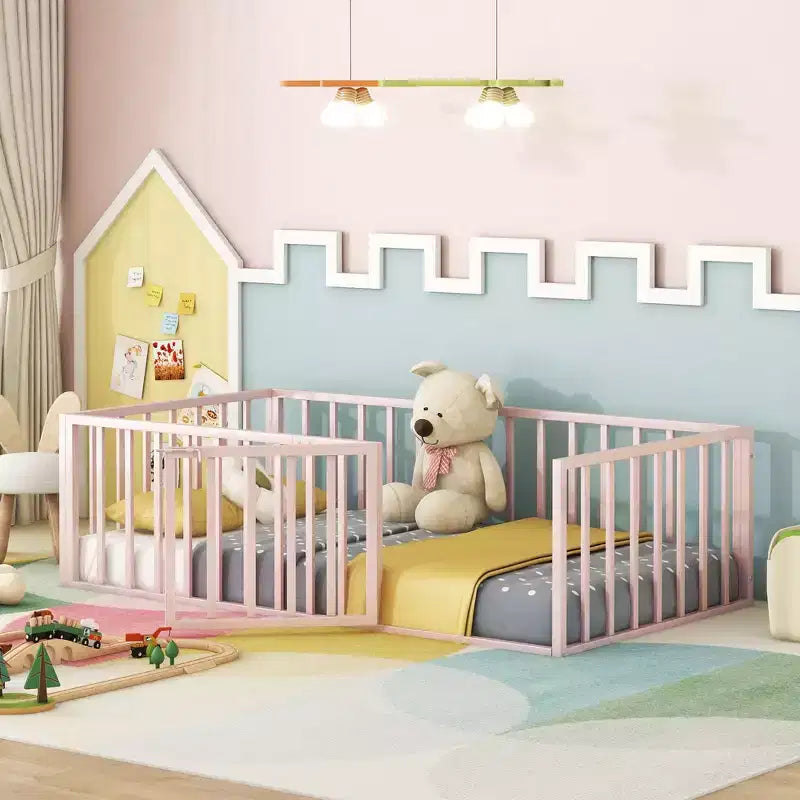 Marco de cama Okak Moderno de suelo con valla de seguridad y puerta, Marco de cama infantil de metal para niños y niñas, Fácil de montar