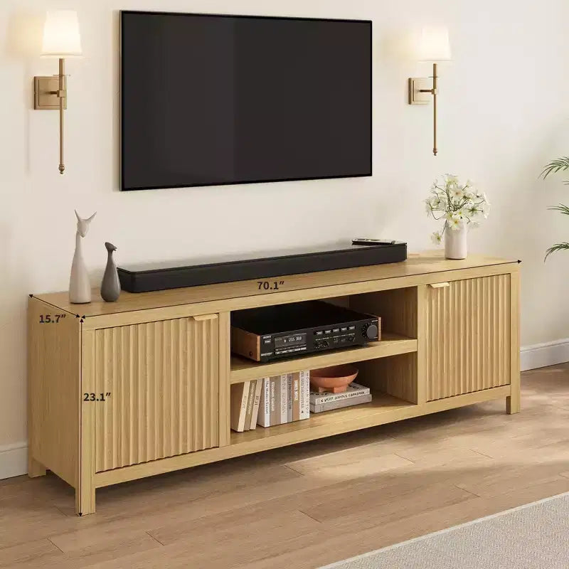 Mueble para TV Garvee 70 con almacenamiento, puerta estriada y tirador dorado, mueble de TV de madera para sala de estar, dormitorio