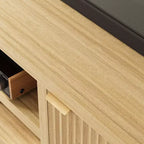 Mueble para TV Garvee 70 con almacenamiento, puerta estriada y tirador dorado, mueble de TV de madera para sala de estar, dormitorio