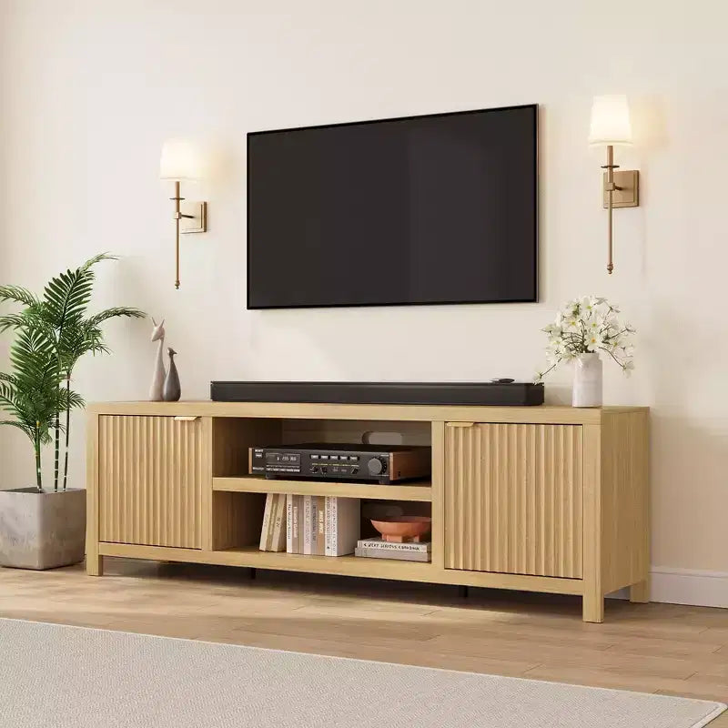Mueble para TV Garvee 70 con almacenamiento, puerta estriada y tirador dorado, mueble de TV de madera para sala de estar, dormitorio
