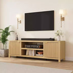 Mueble para TV Garvee 70 con almacenamiento, puerta estriada y tirador dorado, mueble de TV de madera para sala de estar, dormitorio