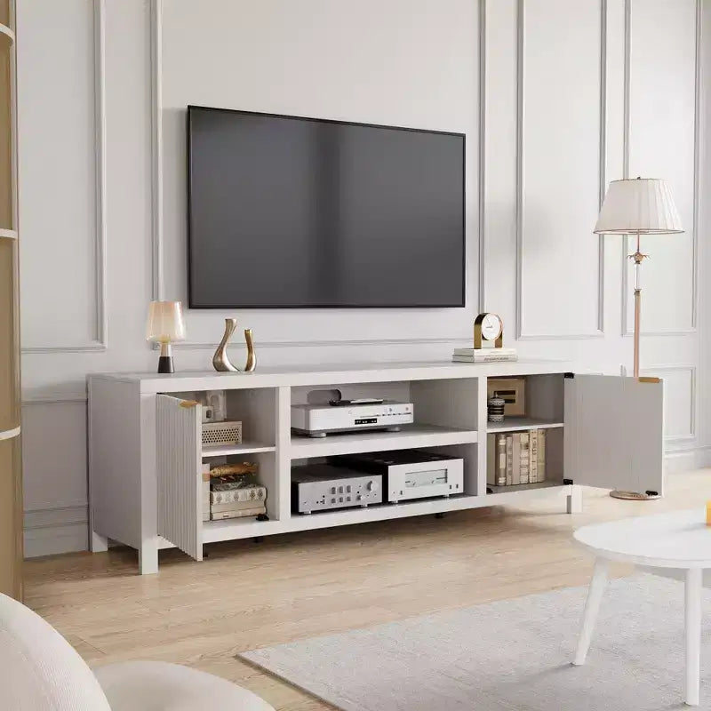 Mueble para TV Garvee 70 con almacenamiento, puerta estriada y tirador dorado, mueble de TV de madera para sala de estar, dormitorio