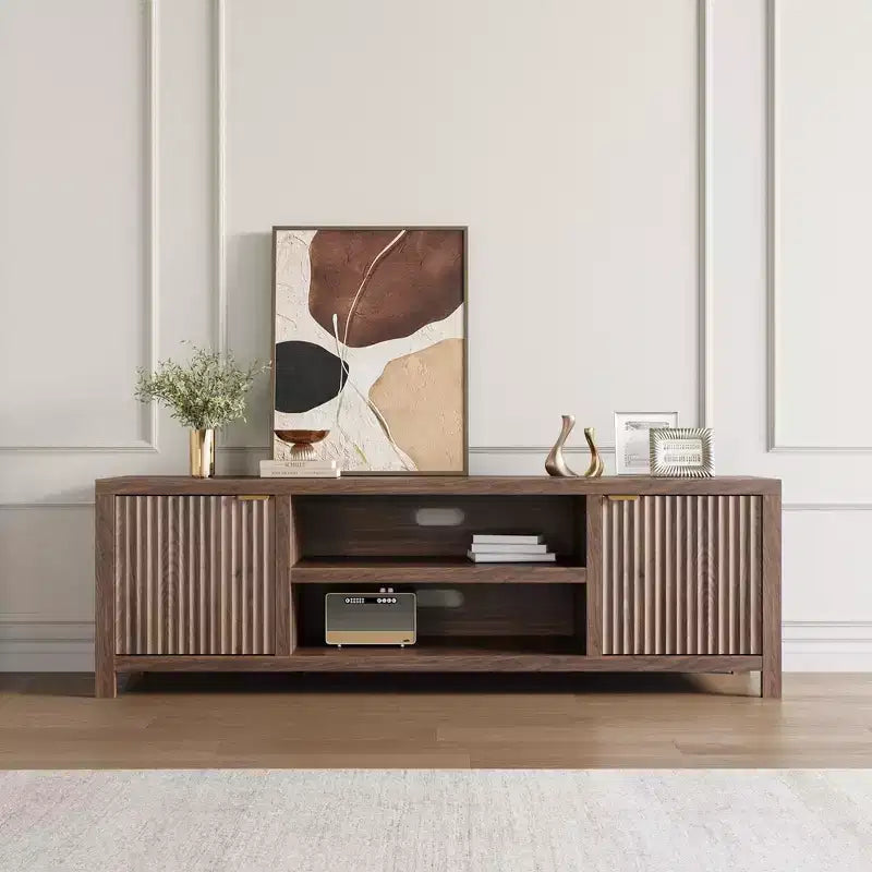 Mueble para TV Garvee 70 con almacenamiento, puerta estriada y tirador dorado, mueble de TV de madera para sala de estar, dormitorio