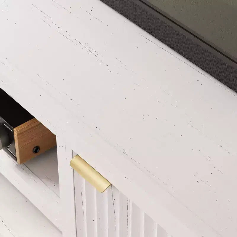 Mueble para TV Garvee 70 con almacenamiento, puerta estriada y tirador dorado, mueble de TV de madera para sala de estar, dormitorio