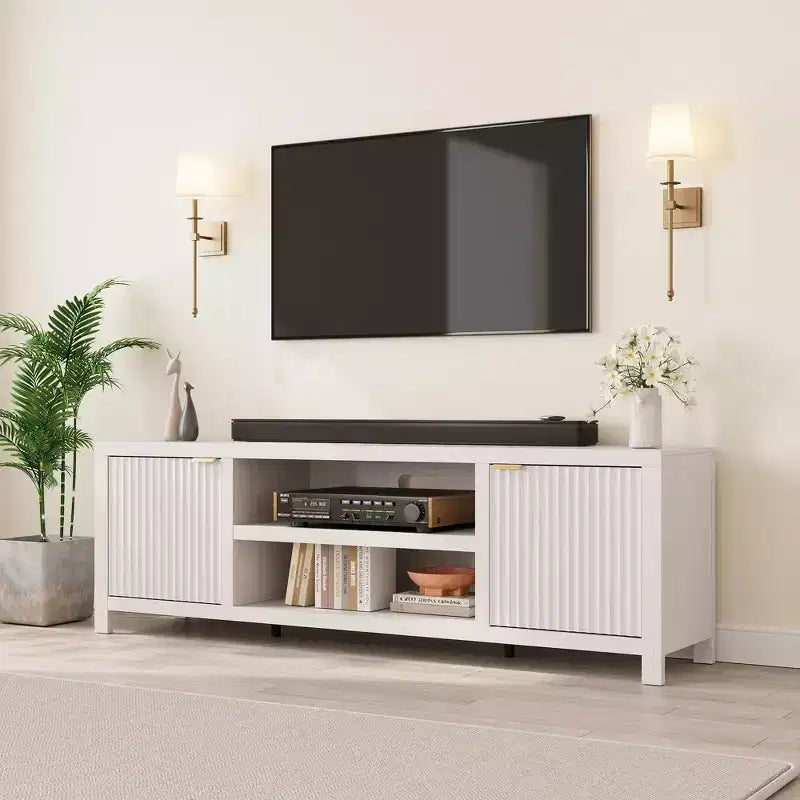 Mueble para TV Garvee 70 con almacenamiento, puerta estriada y tirador dorado, mueble de TV de madera para sala de estar, dormitorio
