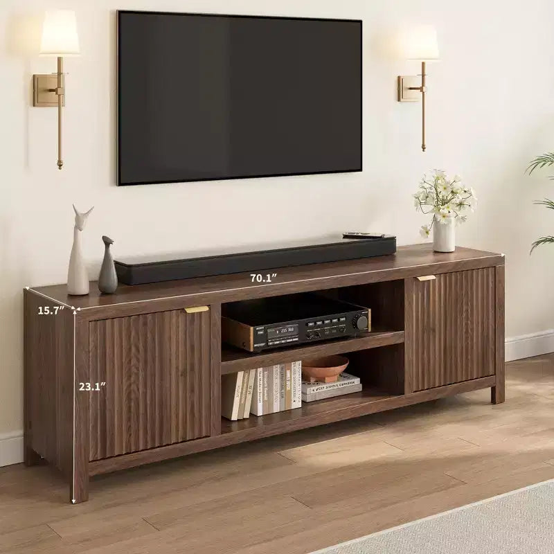 Mueble para TV Garvee 70 con almacenamiento, puerta estriada y tirador dorado, mueble de TV de madera para sala de estar, dormitorio