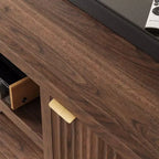 Mueble para TV Garvee 70 con almacenamiento, puerta estriada y tirador dorado, mueble de TV de madera para sala de estar, dormitorio