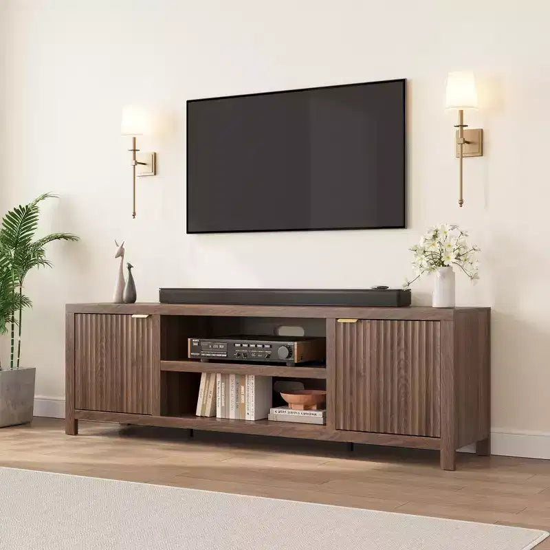 Mueble para TV Garvee 70 con almacenamiento, puerta estriada y tirador dorado, mueble de TV de madera para sala de estar, dormitorio
