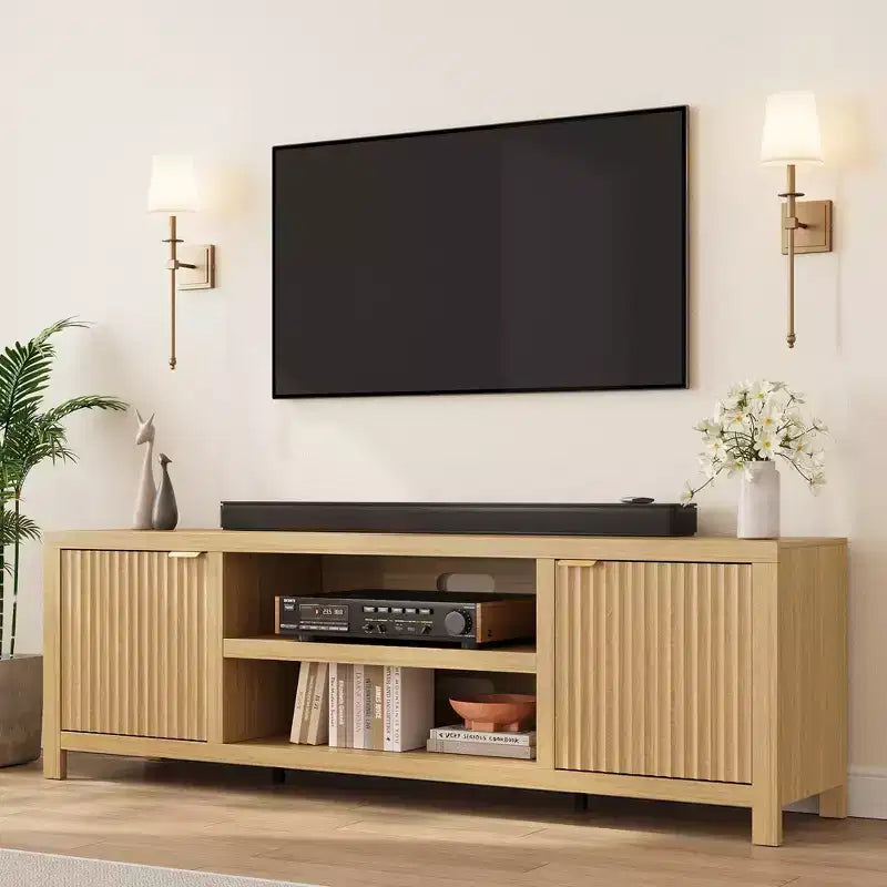 Mueble para TV Garvee 70 con almacenamiento, puerta estriada y tirador dorado, mueble de TV de madera para sala de estar, dormitorio