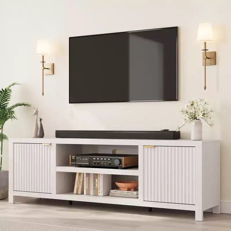 Mueble para TV Garvee 70 con almacenamiento, puerta estriada y tirador dorado, mueble de TV de madera para sala de estar, dormitorio