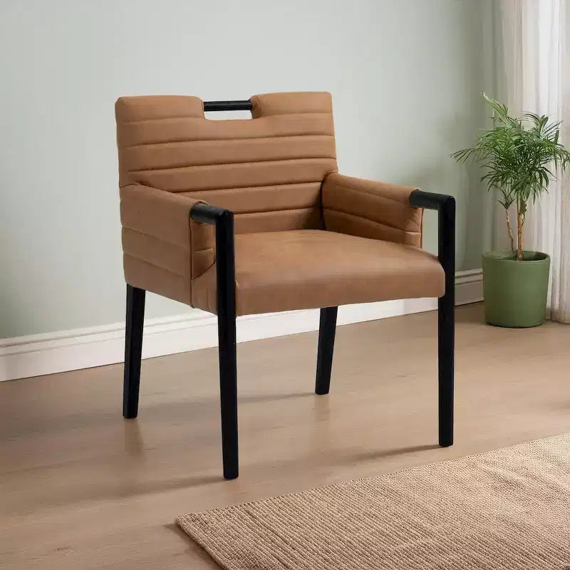 Meridian Furniture, Silla de comedor con brazos Aimee de piel vegana