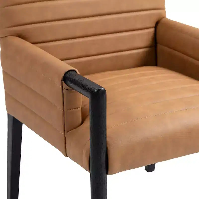 Meridian Furniture, Silla de comedor con brazos Aimee de piel vegana