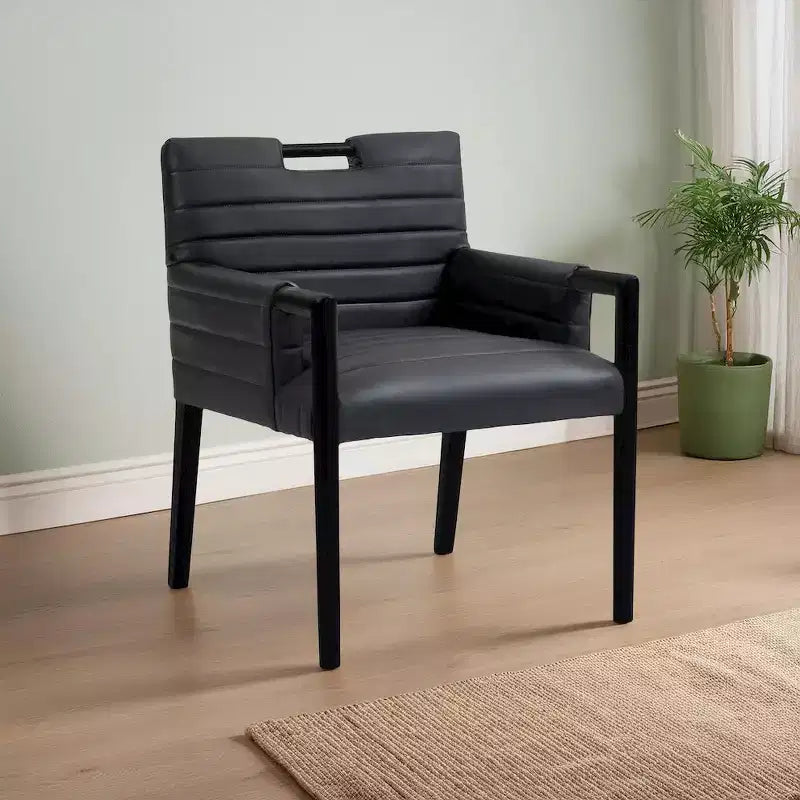 Meridian Furniture, Silla de comedor con brazos Aimee de piel vegana