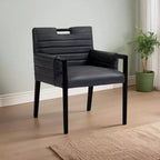 Meridian Furniture, Silla de comedor con brazos Aimee de piel vegana