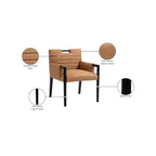 Meridian Furniture, Silla de comedor con brazos Aimee de piel vegana
