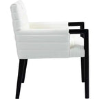 Meridian Furniture, Silla de comedor con brazos Aimee de piel vegana
