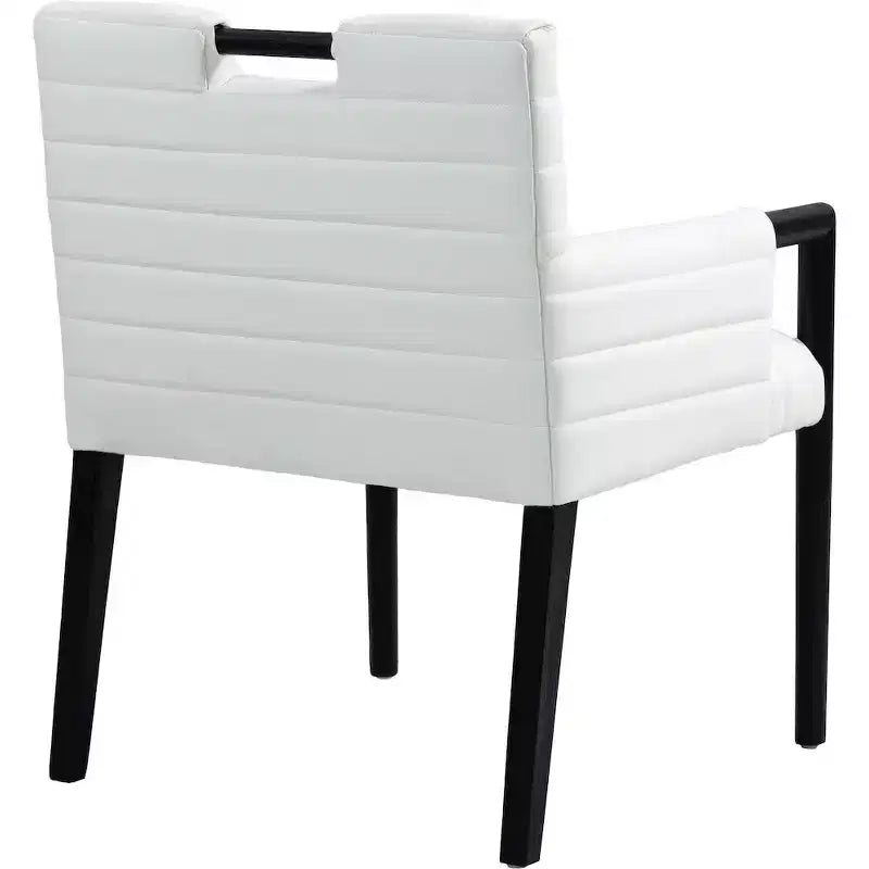 Meridian Furniture, Silla de comedor con brazos Aimee de piel vegana