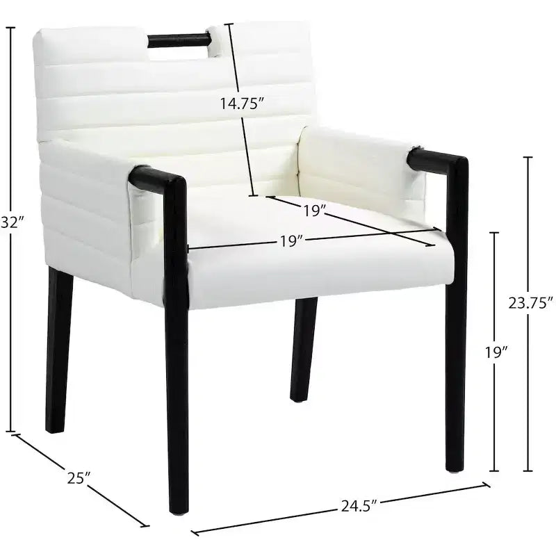 Meridian Furniture, Silla de comedor con brazos Aimee de piel vegana