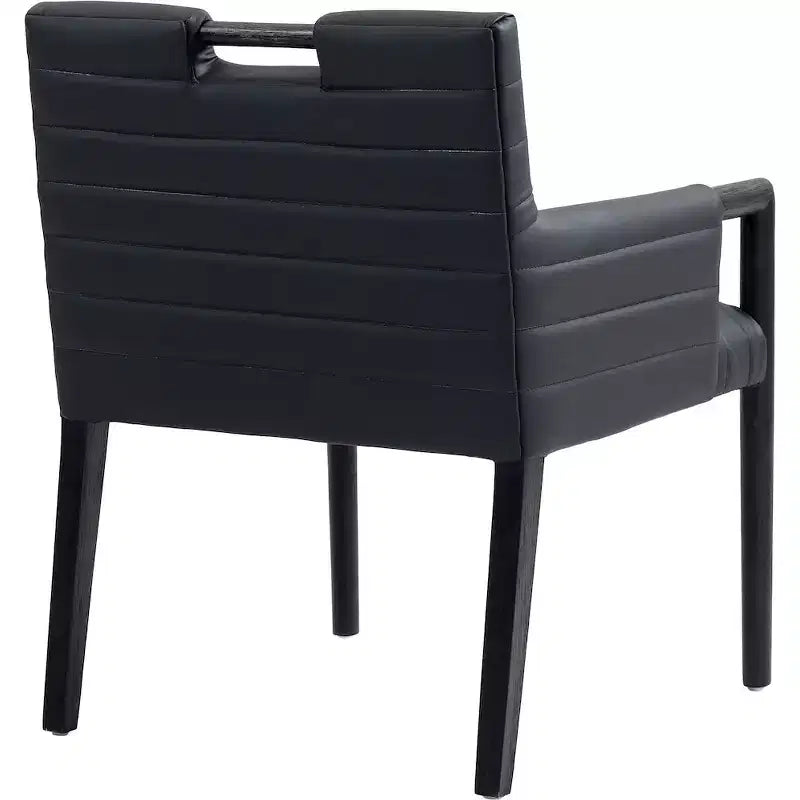 Meridian Furniture, Silla de comedor con brazos Aimee de piel vegana