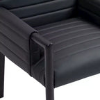 Meridian Furniture, Silla de comedor con brazos Aimee de piel vegana